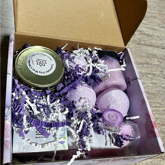 New Relaxcation Luxury Lavender bath and spa gift set - Picture 2 of 16